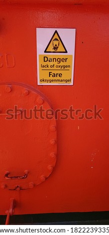 Safety signage reminding on confined space hazards. Displayed on hatch cover.


