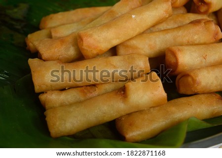 this pic show the deep fried spring rolls on banana leaves 