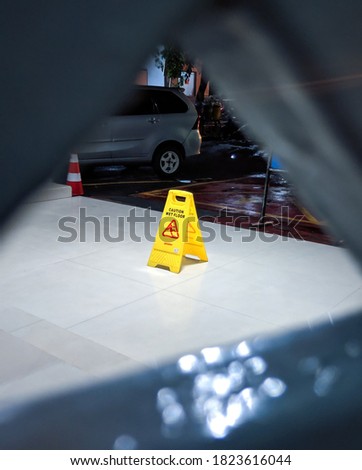 Sign of caution wet floor.
