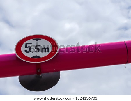 A closeup shot of a traffic sign in public showing a maximum height 5.5 meters