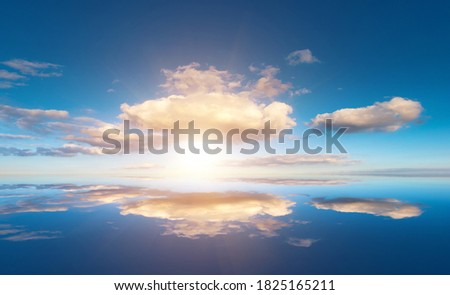 Under a clear sky, the sunset after sunset is clearly reflected on the water