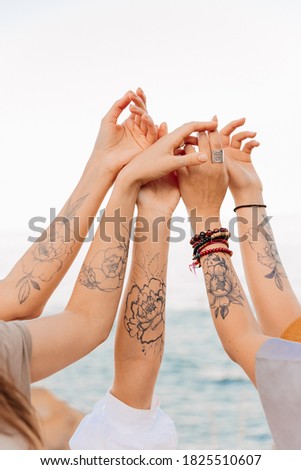 many female hands with mehendi, mehendi party, jagua gel drawings


