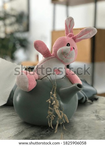 teddy bear waving in the teapot