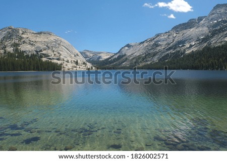 Yosemite National Park: view over lake to mountains