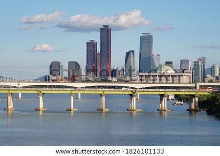 On the Han River, there are Yanghwa Bridge and Yeouido skyscrapers.                                    