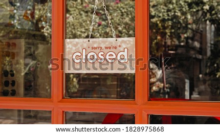 A sign hanging on the door of the institution with a glass window with the inscription closed
