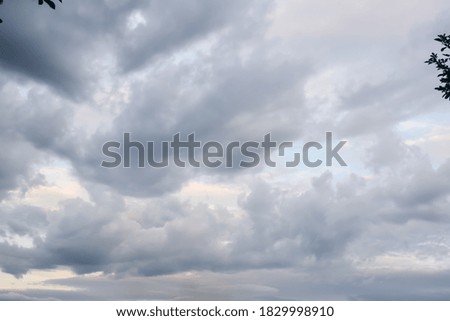 Picture of dark clouds, low light, flowing in the evening.