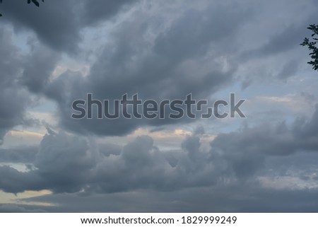 Picture of dark clouds, low light, flowing in the evening.