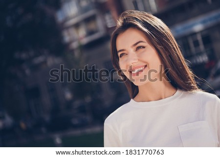Photo portrait of attractive woman smiling outside