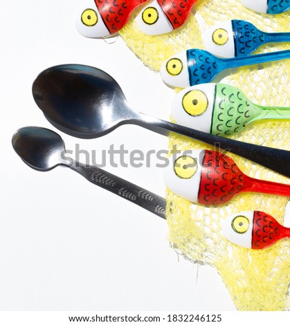 spoons painted with a picture of fish. Summer-themed children's crafts.