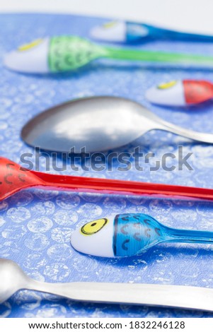 spoons painted with a picture of fish. Summer-themed children's crafts.