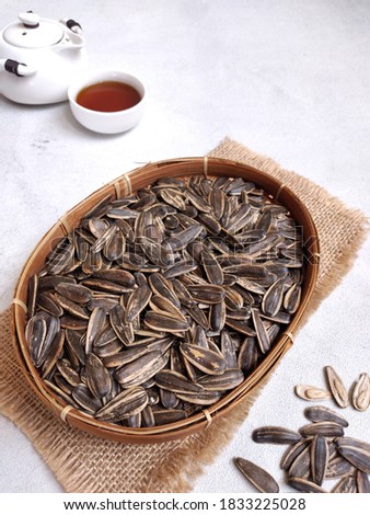 Kuaci or Kwatji is a snack in the form of sunflower seeds that are dried and salted. The roasting process gives off a delicious aroma, and the addition of salt gives it a savory taste.