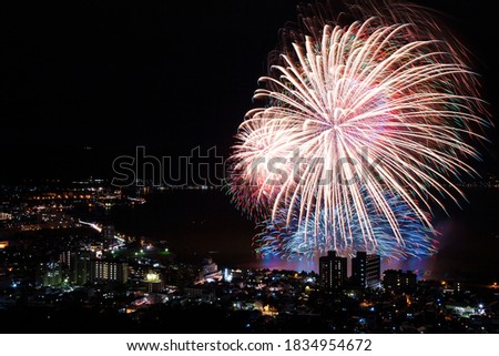 "Fireworks show on the water" are fireworks installed on water boats and rafts that are remotely ignited, and the "Suwa Lake Festival Lake Fireworks Festival" in Nagano, Japan is famous.