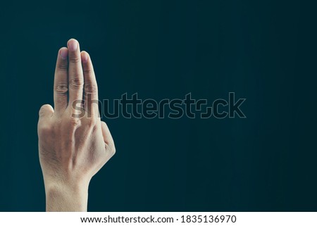 Symbolic display with three fingers