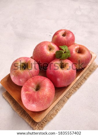Apples, red-skinned fruit with a sweet and refreshing taste, a fruit that is healthy and rich in vitamins.