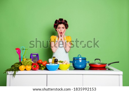 Photo of astonished girl impressed big veggie supper prepare touch, hands face have table pepper tomato mushrooms frying pan wear dotted yellow t-shirt isolated green color background