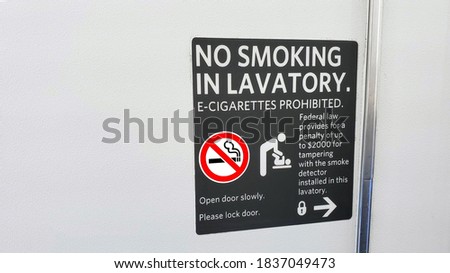 No smoking in lavatory sign inside of airplane which telling about 2000 dollars penalty