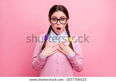 Portrait of her she nice attractive lovely pretty intelligent amazed worried nervous terrified girl geek news message information reaction opened mouth isolated over pink pastel color background