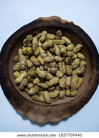 The boiled peanuts or "Kacang Rebus", is an Indonesian snack made from peanut and it using boiling methods to cook it. It is Indonesia's favorite snack during the rainy season because it makes warm.