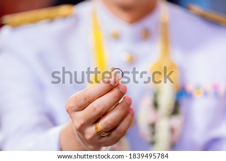 ็Hand hold diamond ring with blur background. symbol of wedding, marriage and love. 