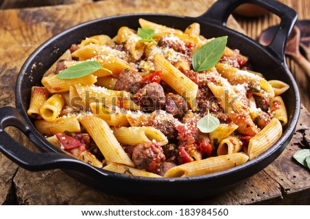 pasta con salsiccia Royalty-Free Stock Photo #183984560