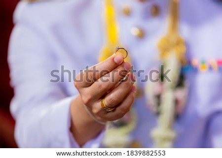็Hand hold diamond ring with blur background. symbol of wedding, marriage and love. 