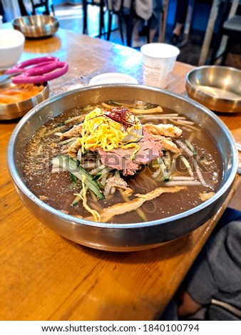This picture is noodles sold at a famous restaurant in Jinju.