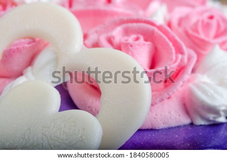 White chocolate heart and cream roses decoration on the cake
