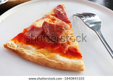 Delicious pizza with Ham, cheese and italian sauce. 