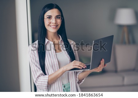 Photo portrait of woman holding laptop with one hand inside