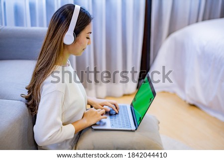 woman use laptop with greenscreen.