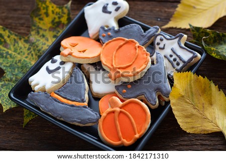Halloween Jack o Lantern cookies, pumpkin, ghost, black cat, witch hat. Trick or Treat background	
