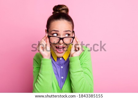 Photo panic anxious girl look copyspace touch her specs shocked impressed unbelievable exam news look copyspace scream wow omg wear bright outfit isolated pink color background