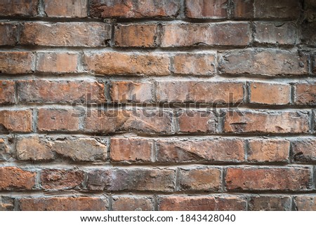 Photo of a dirty, grunge brick wall.