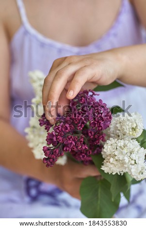Woman holding bouquet of lillak in his hahd