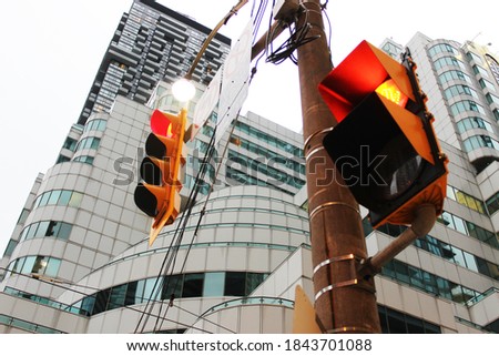 Traffic lights in front of a white building