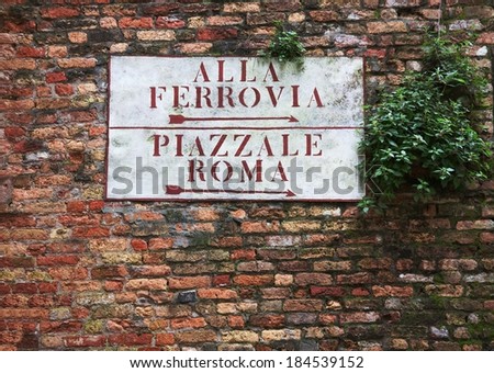 Directional sign to square on old Venetian building 