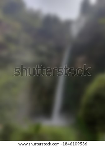 Foto blur pemandangan di air terjun coban pelangi malang