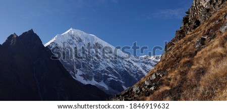 Portraiture view of Mountain Langtang Lirung.