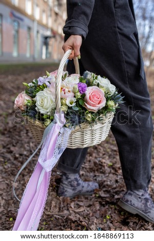 A girl holding a bouquet of tea roses in her hands