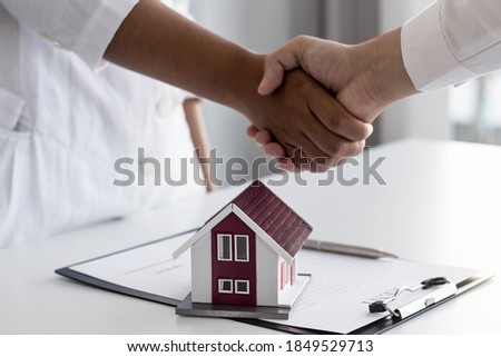 The lessor shakes hands with the tenant. The tenant agrees to sign a house rental contract. Real estate rental ideas