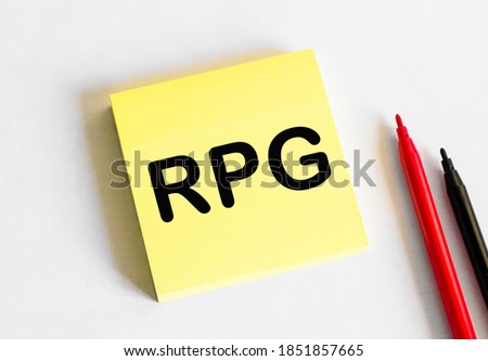 RPG. The text is written on a yellow sheet. The markers and sheets of paper are on the table.