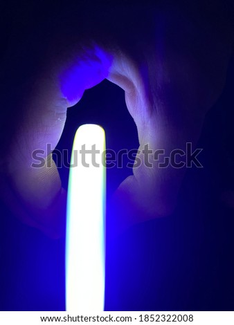 The vowel light of the spinner in the hands revolves around the hand, the spinner glows
