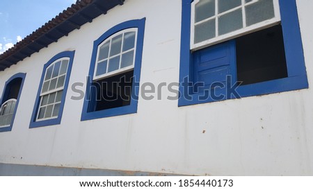 the windows with the colored frame typical of Minas Gerais
