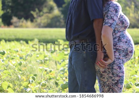Floral outdoor maternity picture in sunflower field