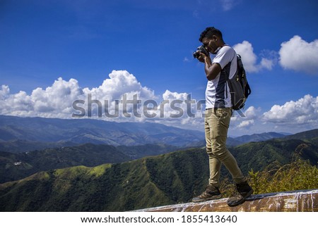 A man with a camera on his trip through the mountains of Miranda