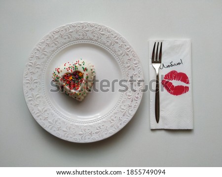 Serving example: jelly heart on the ceramic embossed plate and paper napkin with kiss and with the inscription "love you"
