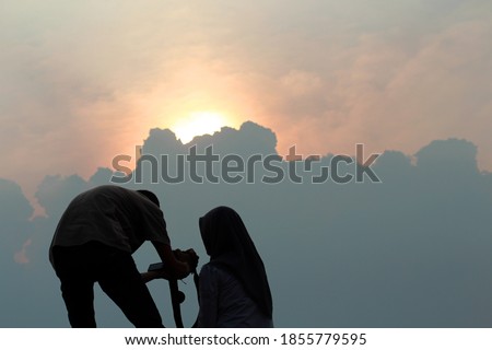 a photo of the atmosphere of taking pictures in the afternoon, when the sun will set with 2 friends, a very good photo for the background and so on