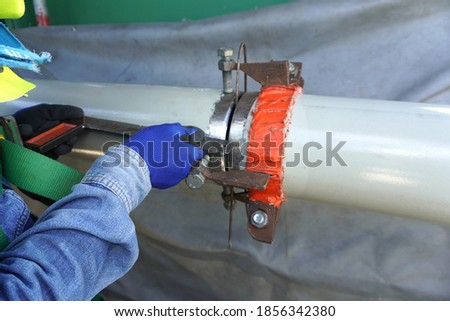 Fit-up control of the butt joint of the pipeline with Hi-Lo welding gauge. Measures internal alignment of pipe after fit-up/alignment, cuts radiographic rejects.