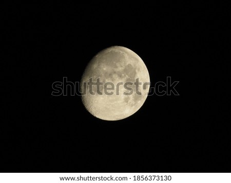 Close up picture of the moon